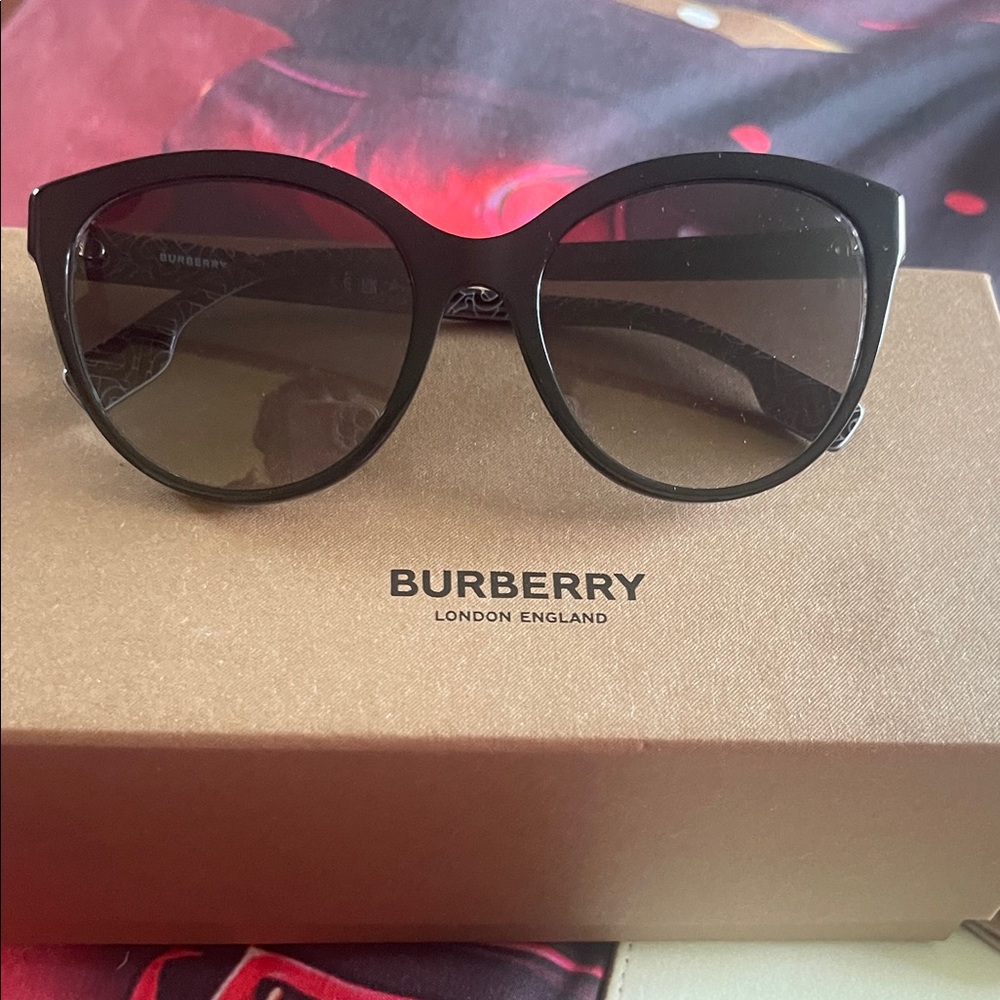 Burberry Elegant Black Sunglasses for Women